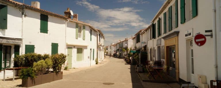 Ruhige Straße in einem sonnigen Dorf