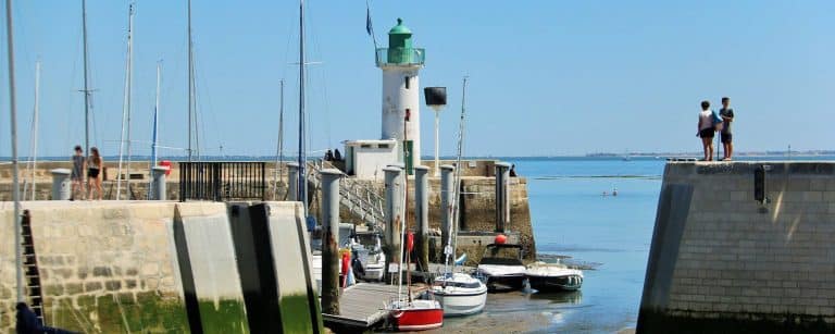 Port avec phare et bateaux amarrés