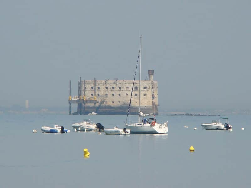Bateaux près du fort boyard en mer calme.