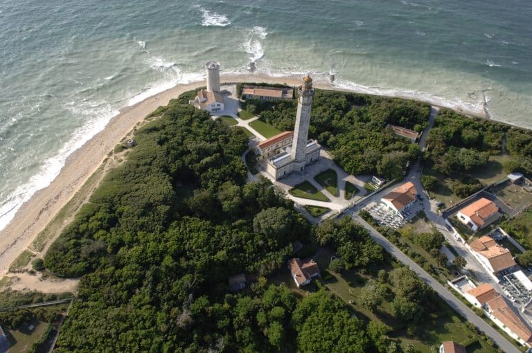 Vue aérienne du phare et paysage côtier.