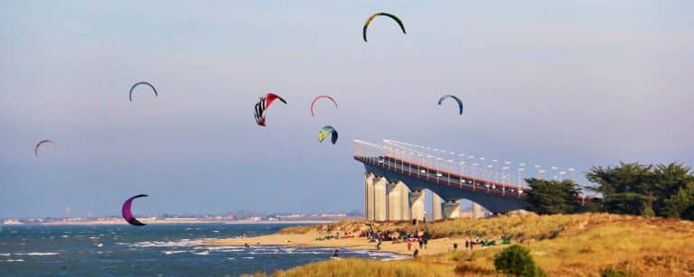 Kitesurfers près du pont de l'île de Ré.